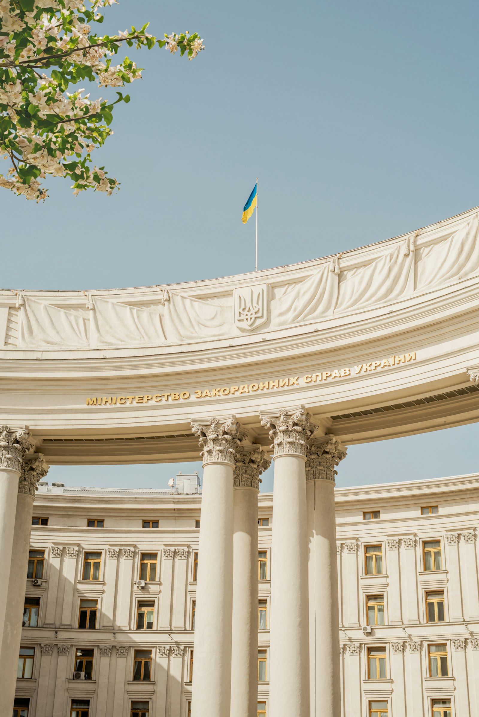 Урядова будівля в Києві з прапором України