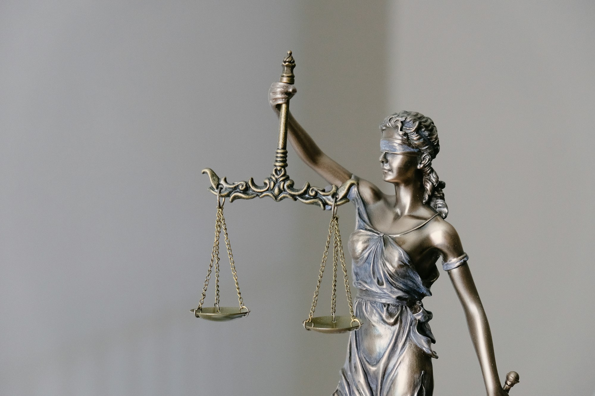 Una estatua de la Justicia, con su balanza y su espada.