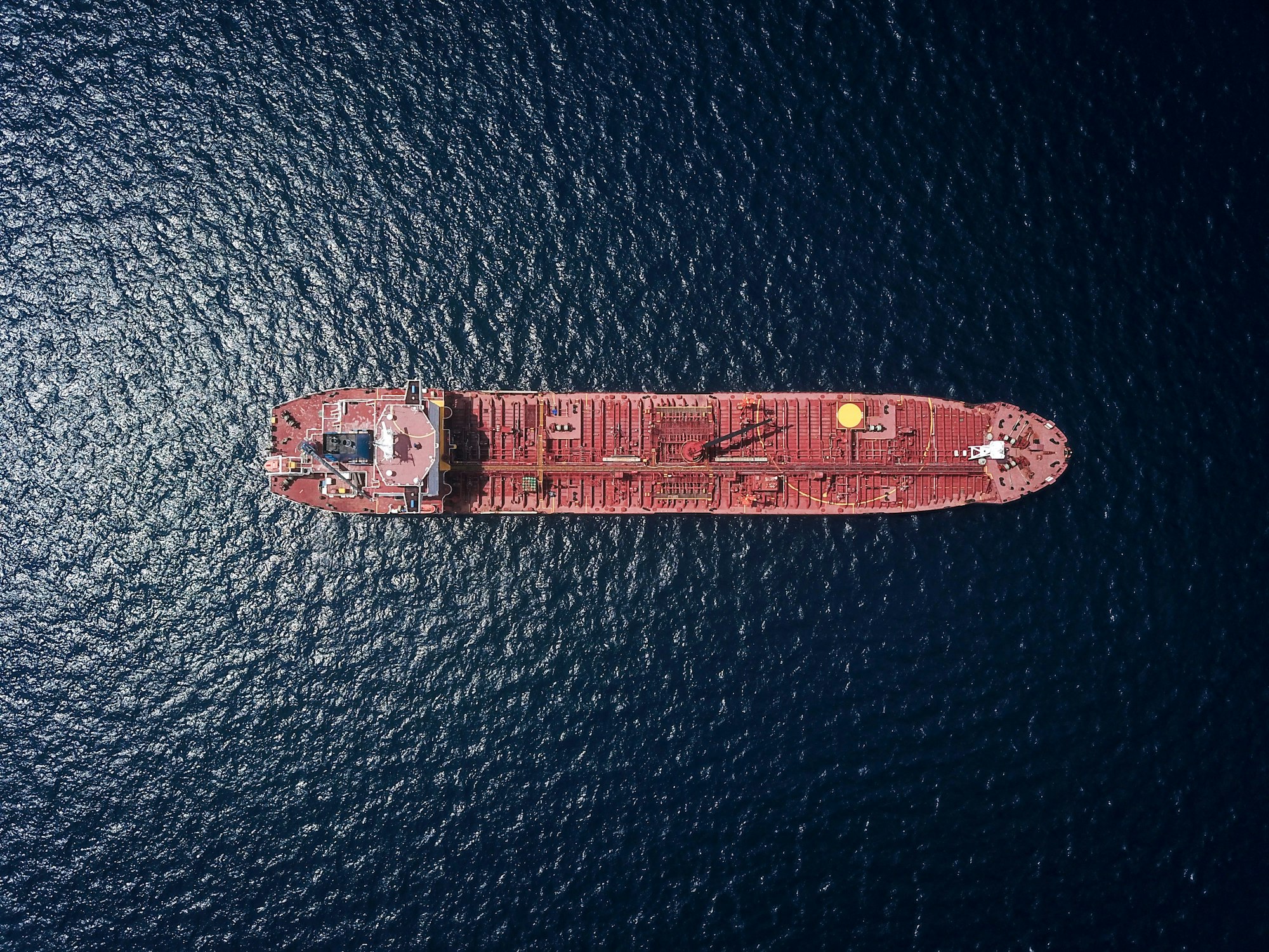Нефтяной танкер в море — именно такие суда перевозят баррели, которые G7 сейчас высвобождает из своих резервов