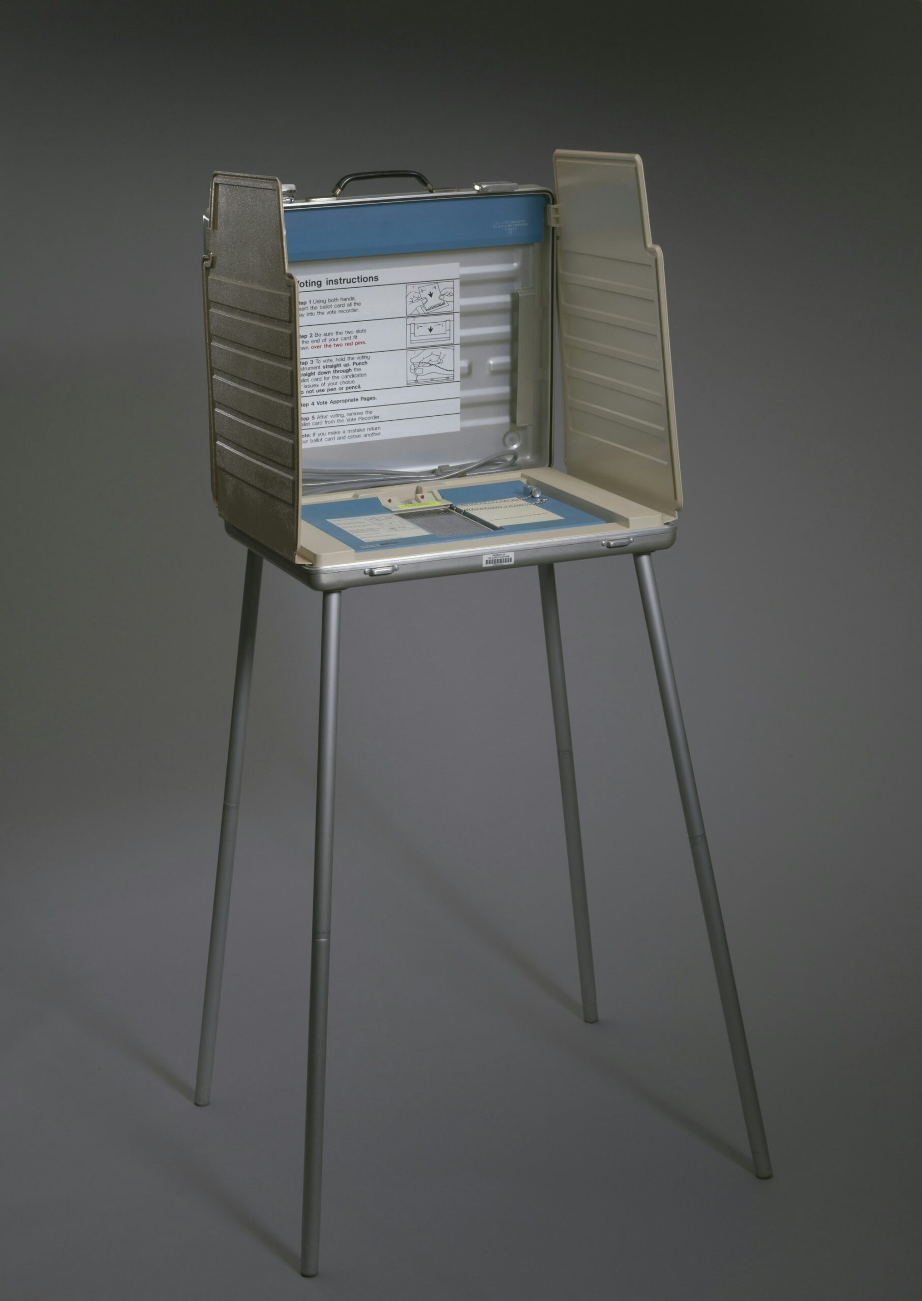 Uma cabine de votação portátil, o tipo de equipamento que verá mais uma rodada de uso antes do segundo turno de 25 de outubro no Brasil